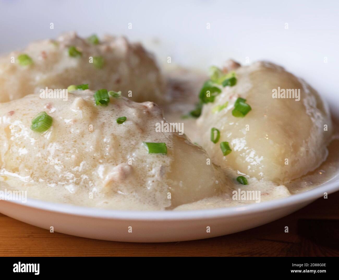 Cepelinai (didžkukuliai) serviert in leichten, Knödel aus geriebenen ...