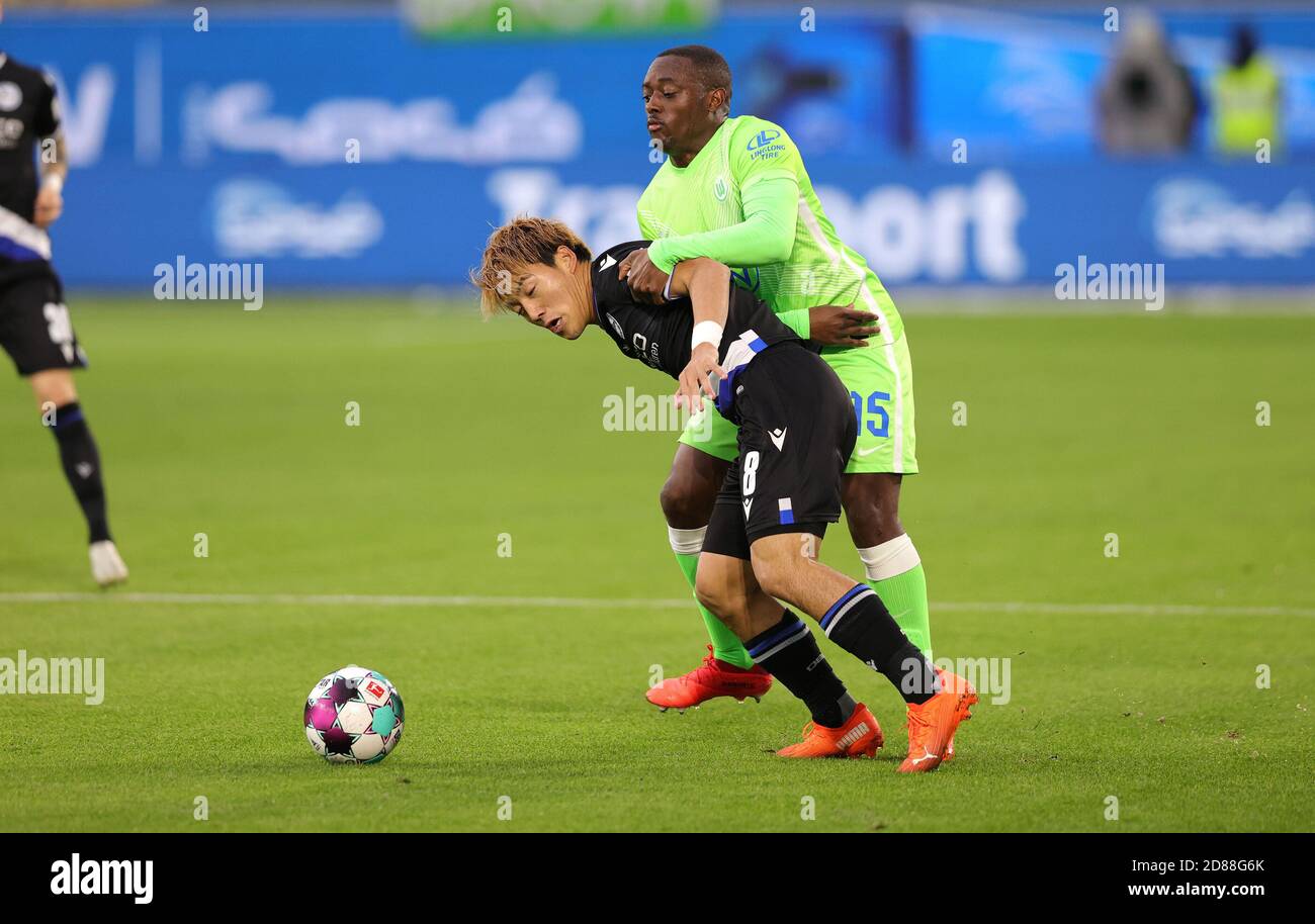 Ritsu Doan von Bielefeld und Jerome Roussillon von Wolfsburg während Das Bundesliga-Fußballspiel zwischen dem VfL Wolfsburg und Armini C Stockfoto