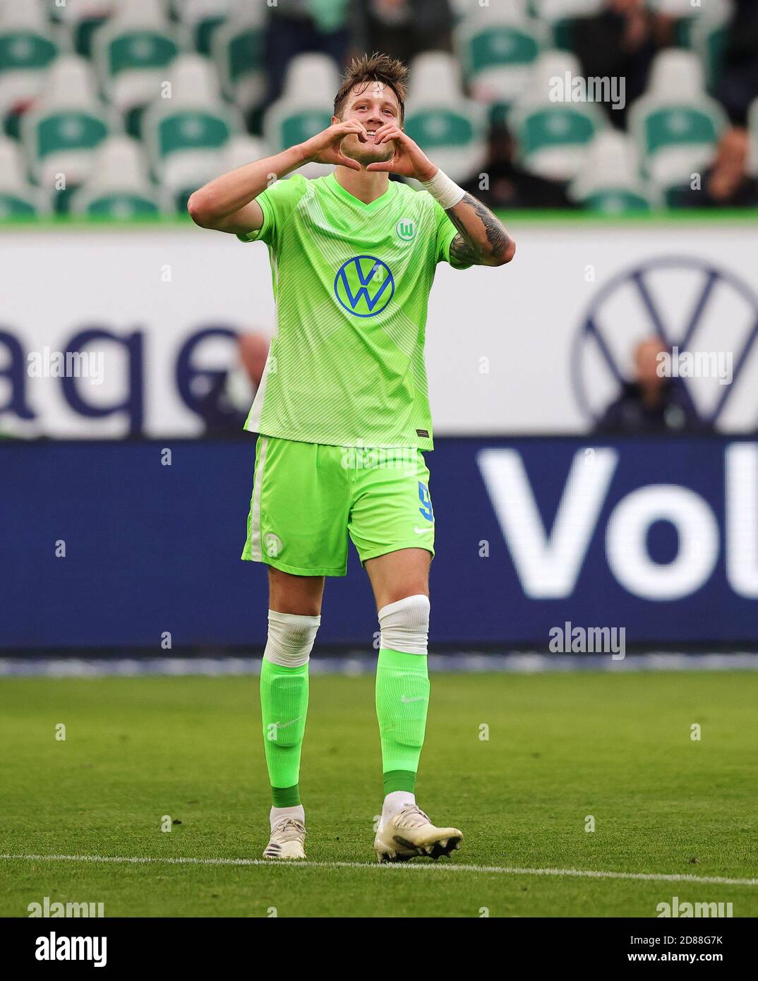 Wout Weghorst von Wolfsburg feiert nach seinem Tor während der Bundesliga-Fußballspiel zwischen VfL Wolfsburg und Arminia Biel C Stockfoto