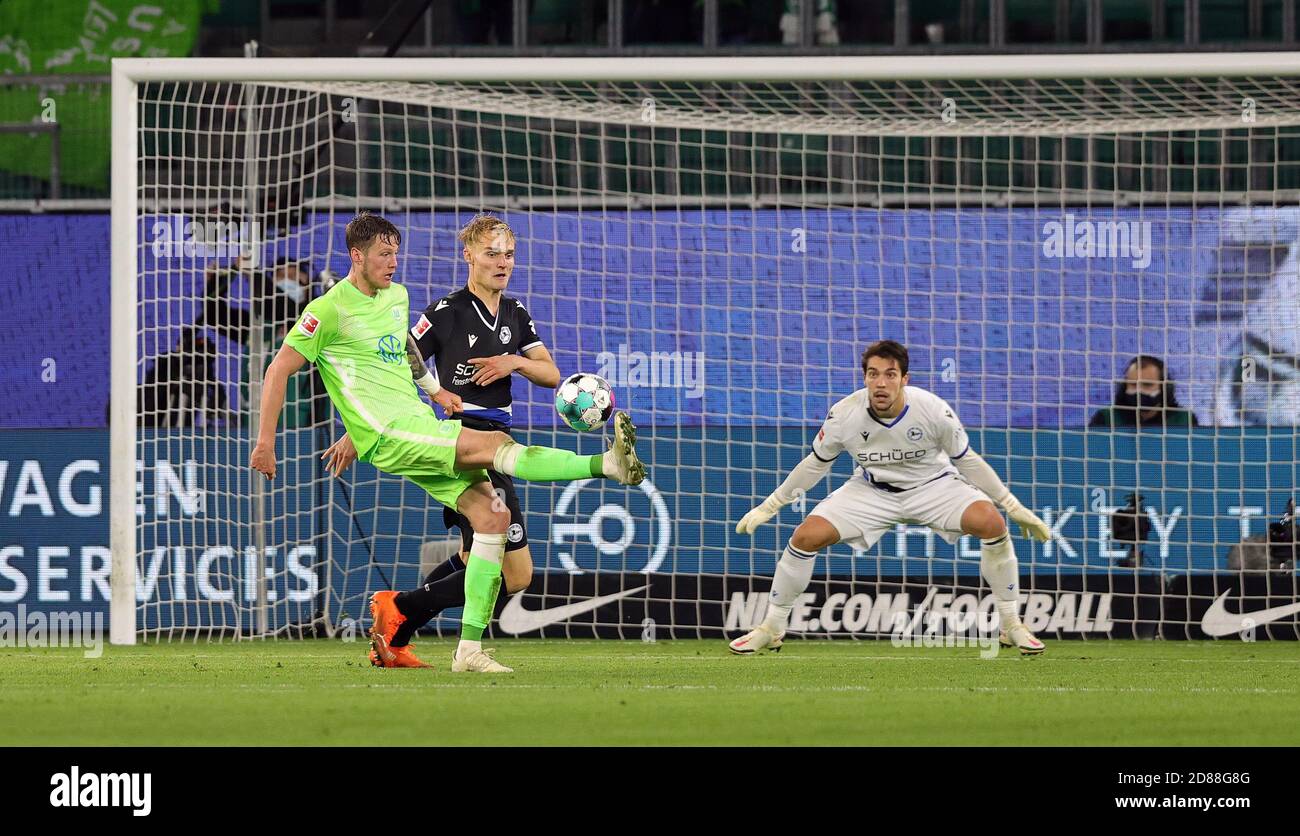 Wout Weghorst aus Wolfsburg, Amos Pieper und Stefan Ortega aus Bielefeld beim Bundesliga-Fußballspiel zwischen dem VfL Wolfsbur C Stockfoto