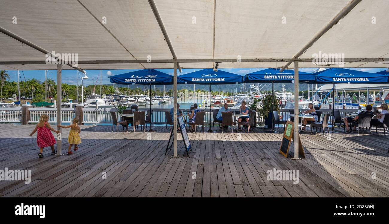 Speisen im Freien am Kai von Crystalbrook Superyacht Marina Port Douglas, North Queensland, Australien Stockfoto