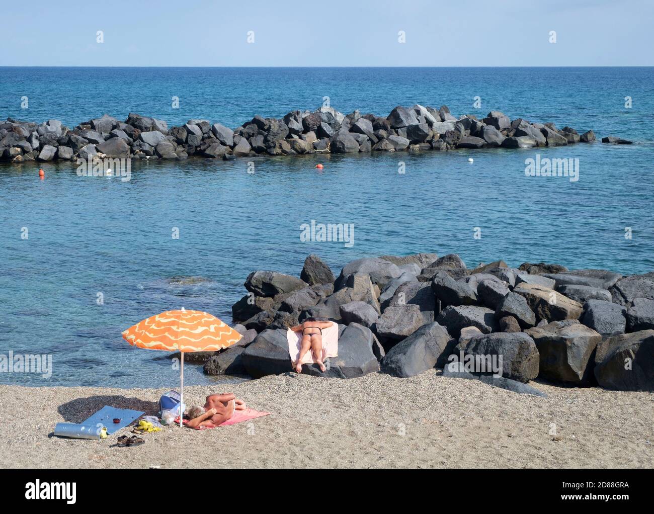 Giardini Naxos in der Nähe von Taormina, Sizilien Italien. Touristen am Strand während der Sommersaison Stockfoto