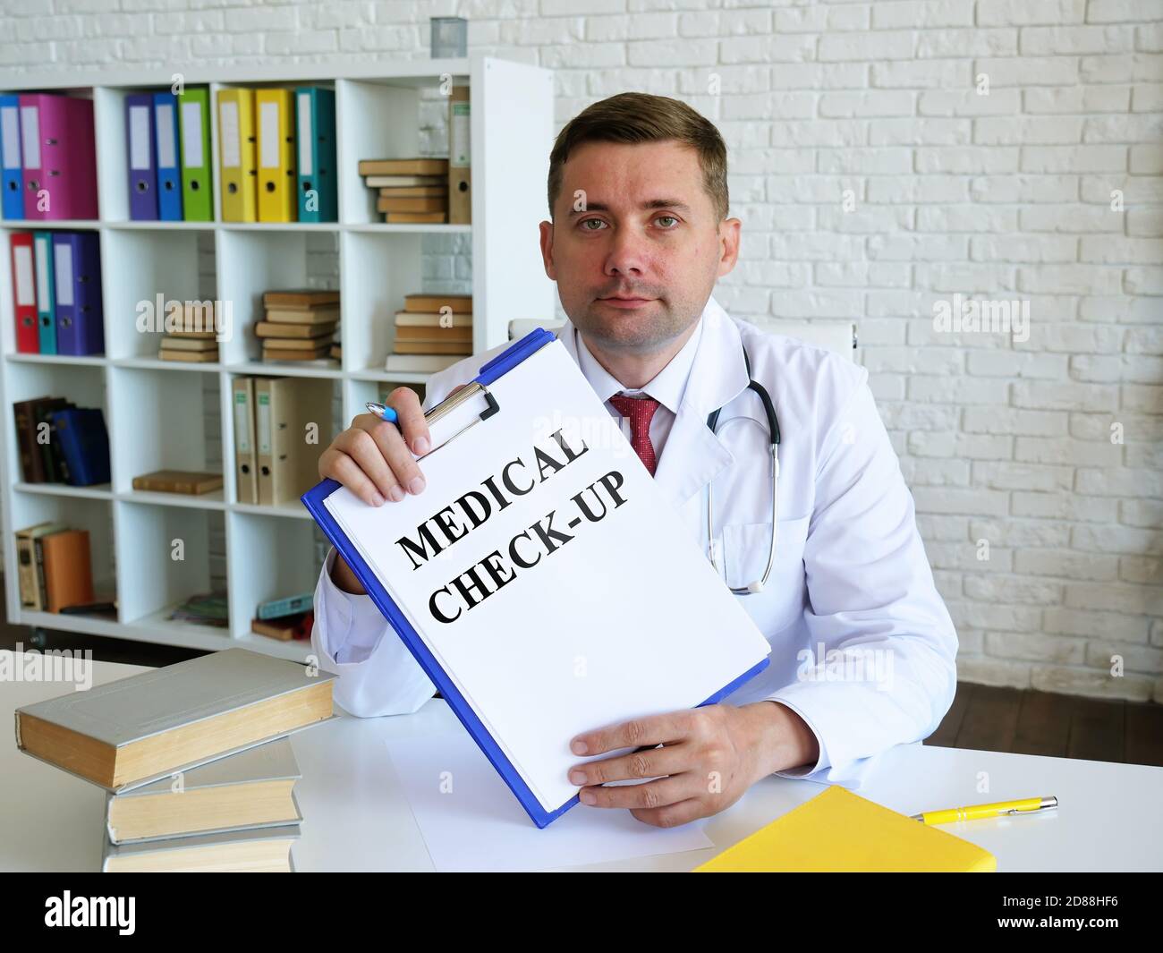 Arzt hält Papiere über Gesundheit medizinische Untersuchung. Stockfoto