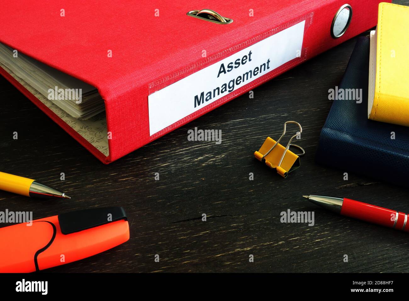 Asset-Management-Ordner mit Papieren auf dem Schreibtisch. Stockfoto