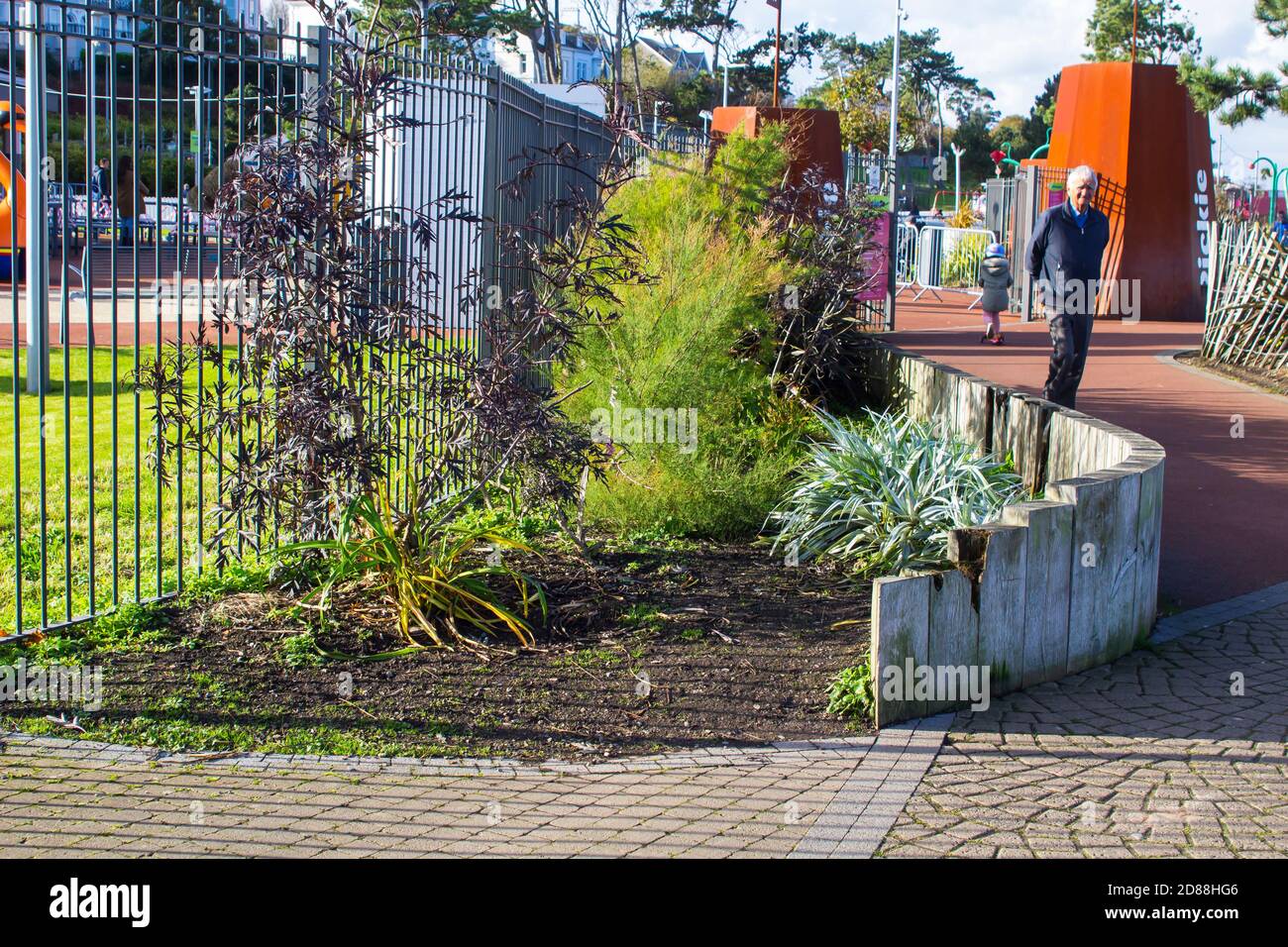 23. Oktober 2020. Ein älterer Herr, der alleine durch den Pickie Fun Park in Bangor County in Nordirland auf einem hellen Octob schlendert Stockfoto