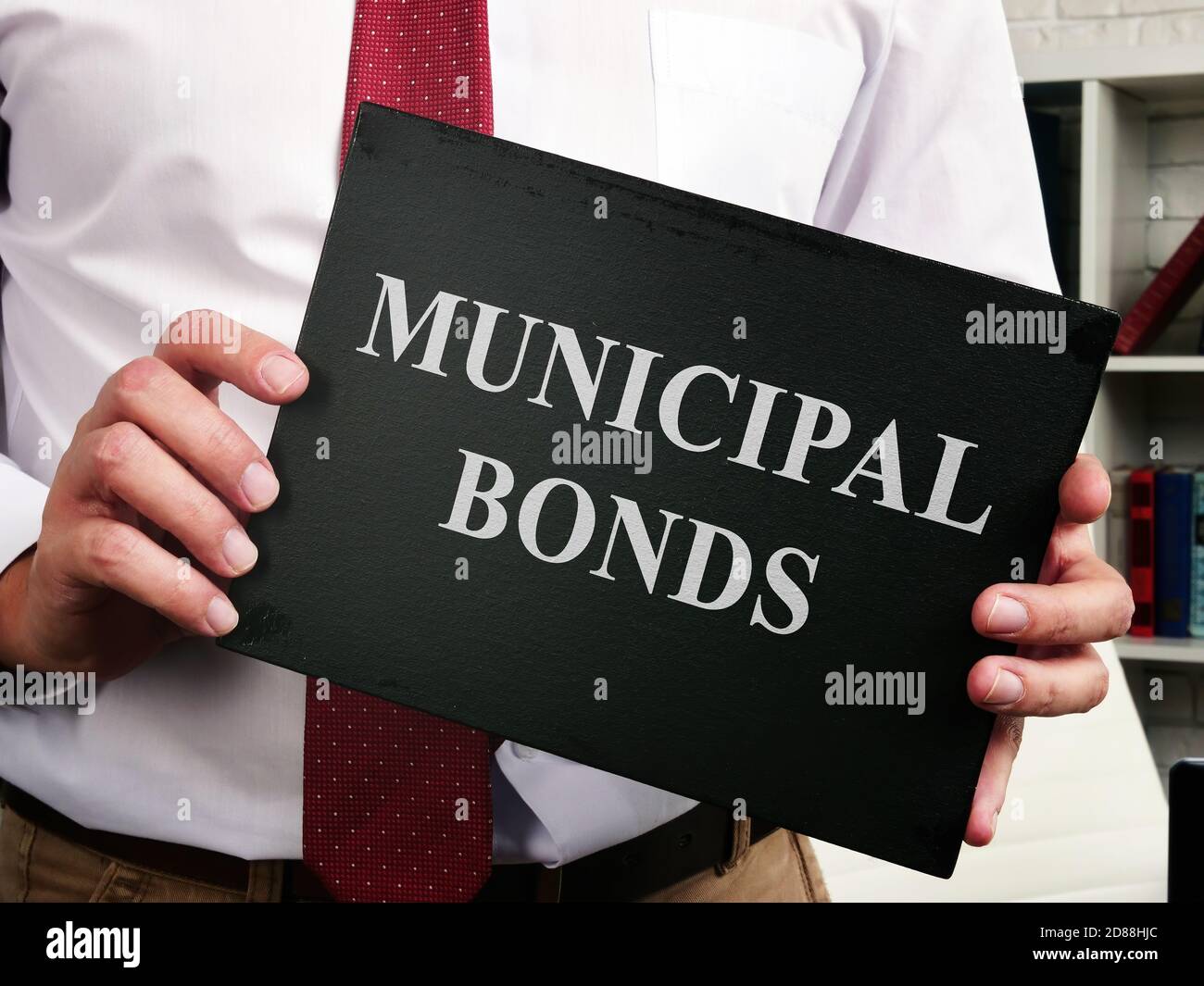 Der Manager zeigt ein Schild mit dem Schild für kommunale Anleihen. Stockfoto
