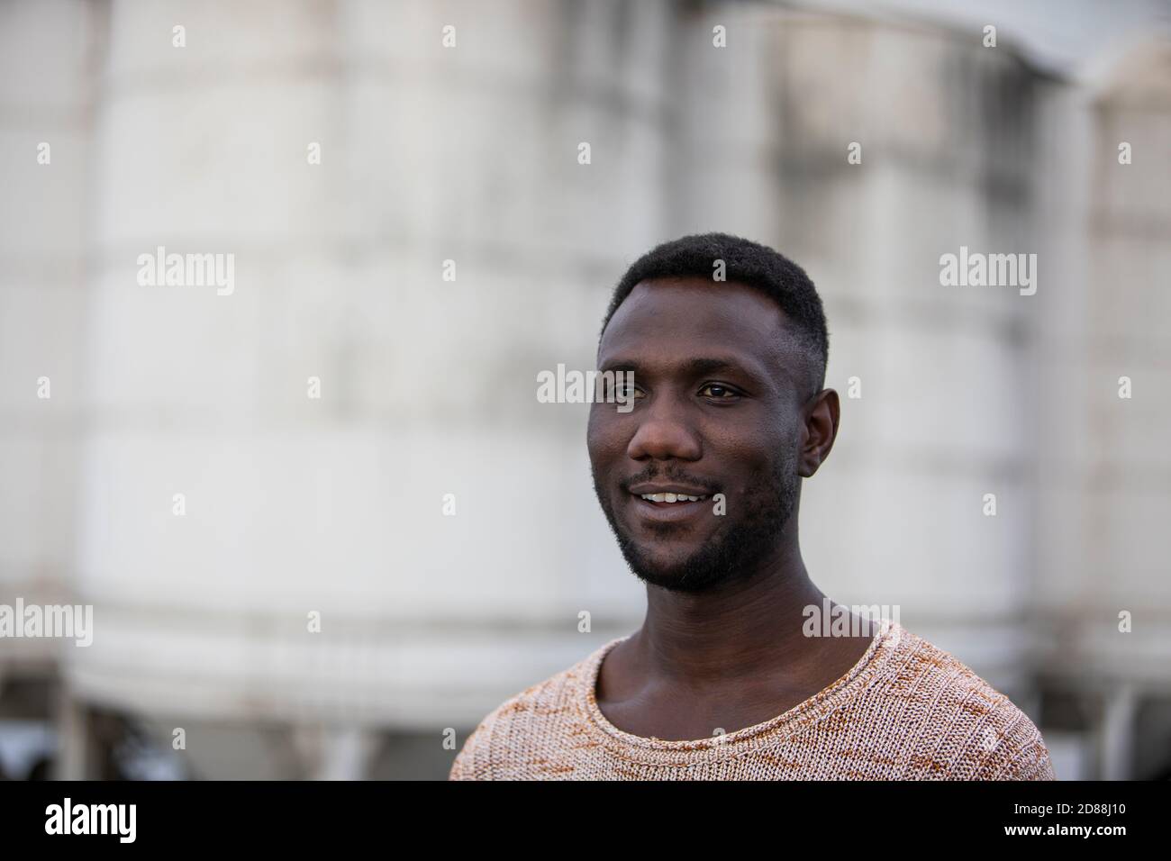 Porträt von schönen Mann posiert im Freien suchen weg. Fokus auf Vordergrund. Mittlere Aufnahme. Stockfoto