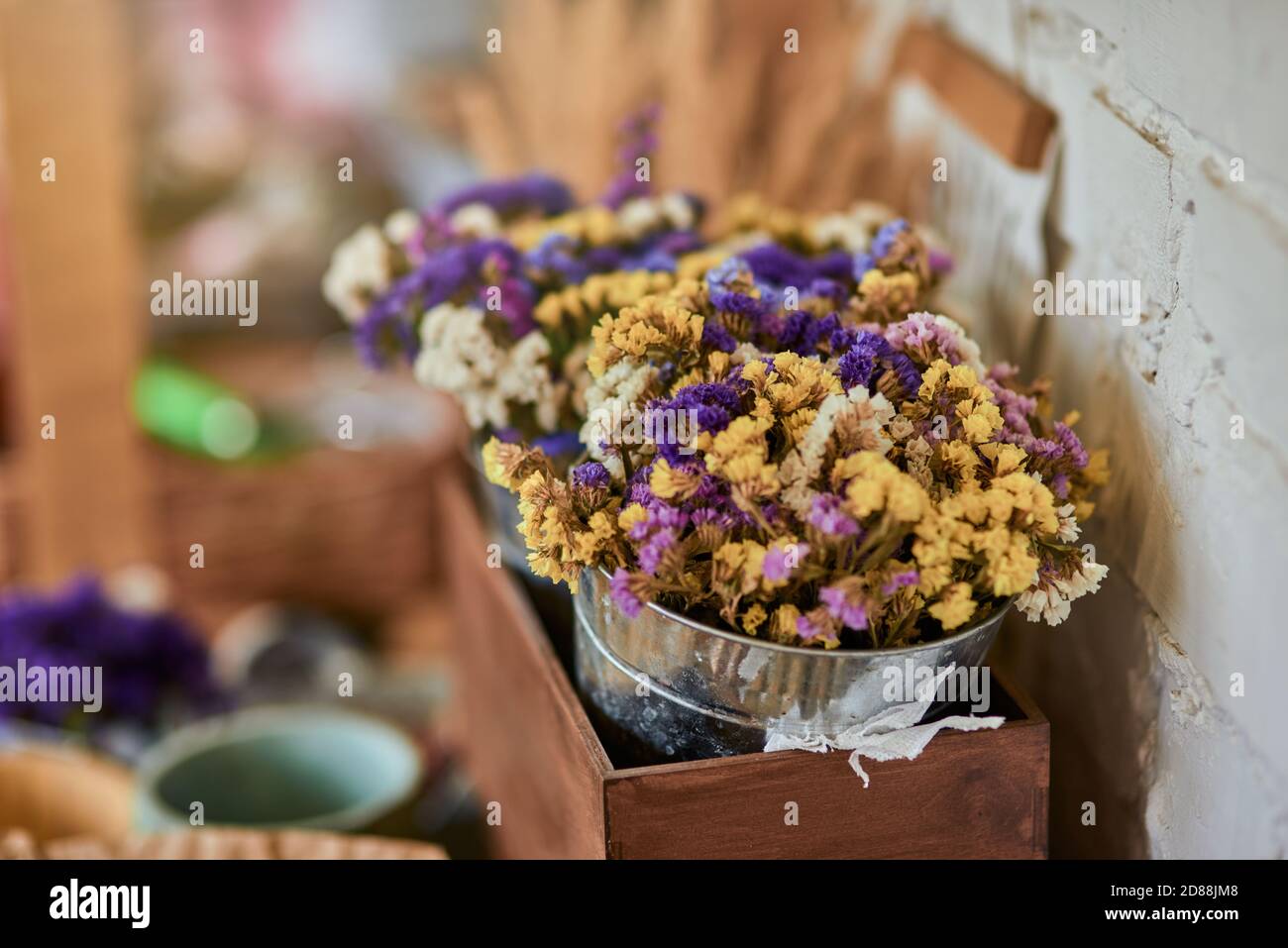 Bunte trockene Blumen Bouquet im Eimer Stockfoto