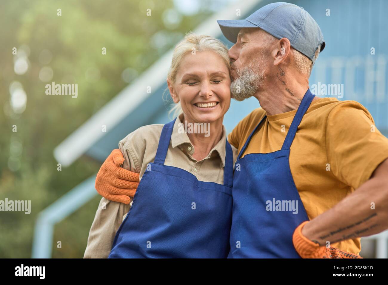 Liebende mittleren Alters kaukasischen Paar küssen und lächeln Stockfoto
