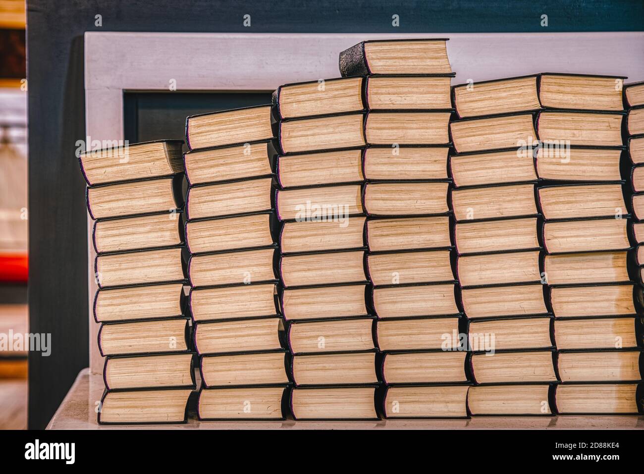 Stapel von alten Büchern in Wartov Kirke tragen kulturelle, religiöse und hingebungsvolle Bedeutung. Sortiment oder Haufen von religiösen Bänden oder Tomes in einer Kirche Stockfoto