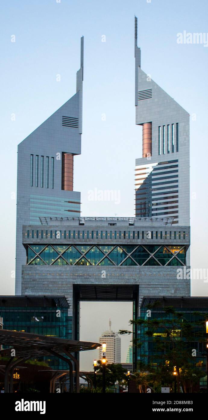 Baum großes Wahrzeichen von Dubai in einem Bild. DIFC-Gate-Gebäude, Emirates Towers, Dubai World Trade Centre-Gebäude. VAE. Im Freien Stockfoto