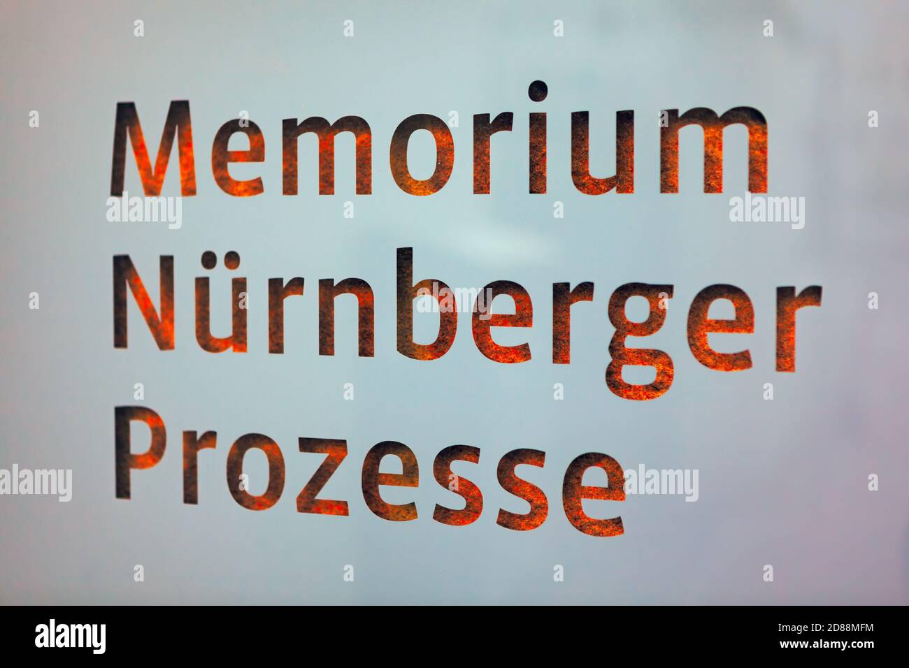 Ein Schild zum Memorium Nurnberger Prozesse . Informations- und Dokumentationszentrum, die Gedenkstätte Nürnberger Prozesse Stockfoto