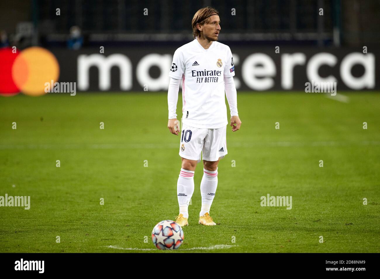 Mönchengladbach, Deutschland. Oktober 2020. Luka Modric von Real Madrid beim UEFA Champions League Spiel zwischen Borussia Monchengladbach und Real Madrid am 27. Oktober 2020 im Borussia-Park in Monchengladbach, Spanien. Bild: Dax Images/Alamy Live News Stockfoto