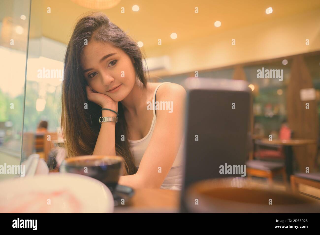 Junge schöne asiatische touristische Frau erkunden Ho Chi Minh Stadt In Vietnam Stockfoto