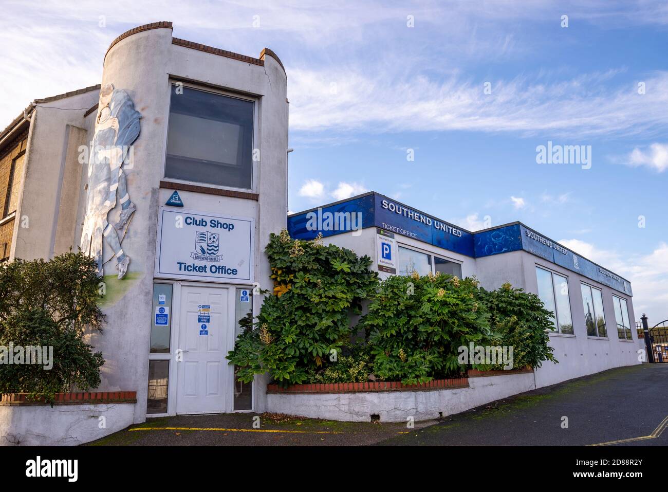 Roots Hall, Southend on Sea, Essex, Großbritannien. Oktober 2020. Southend United Football Club heute vor einem Liquidation Order in der High Court aufgrund £493,991 Steuer an HM Revenue and Customs nach einer Vertagung aus September. Der Club hat seit einigen Jahren finanziell gekämpft, was durch das Verbot von Anhängern, die aufgrund der COVID-19-Pandemie in den Boden eintreten, nicht geholfen hat, und wurde mit einem Transferembargo getroffen, während die Gerichtsbeschluss in Kraft sind. Der Club schmachten am Ende der Liga zwei, nachdem sie in der vorherigen Saison abgestiegen. Club-Shop und Ticketschalter am Eingang des Stadions Stockfoto