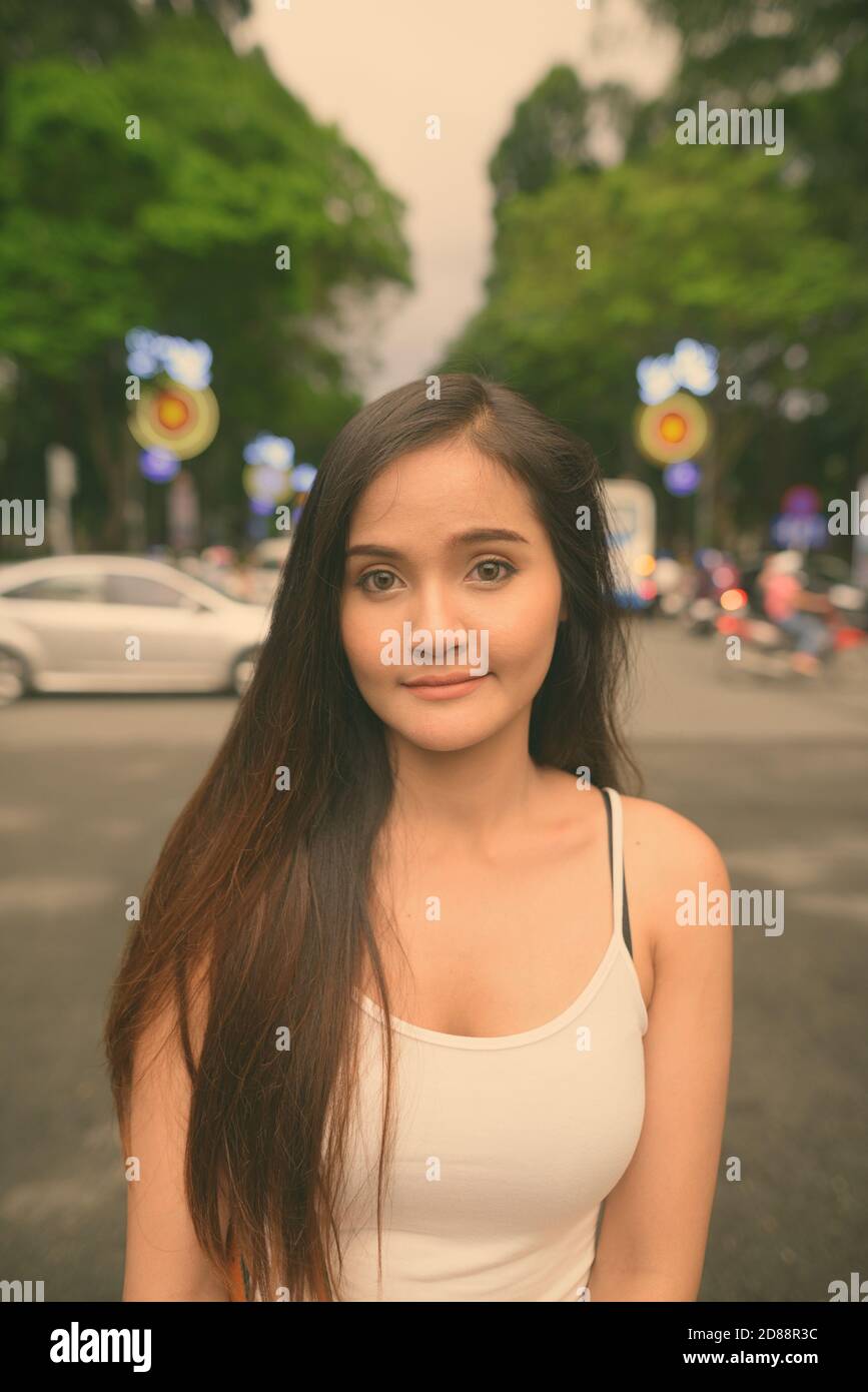 Junge schöne asiatische touristische Frau erkunden Ho Chi Minh Stadt In Vietnam Stockfoto