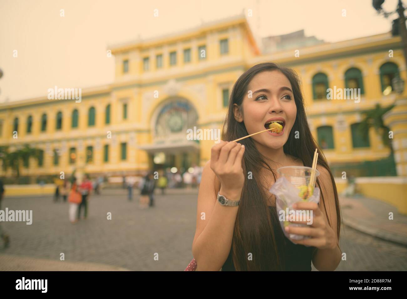 Junge schöne asiatische touristische Frau erkunden Ho Chi Minh Stadt In Vietnam Stockfoto