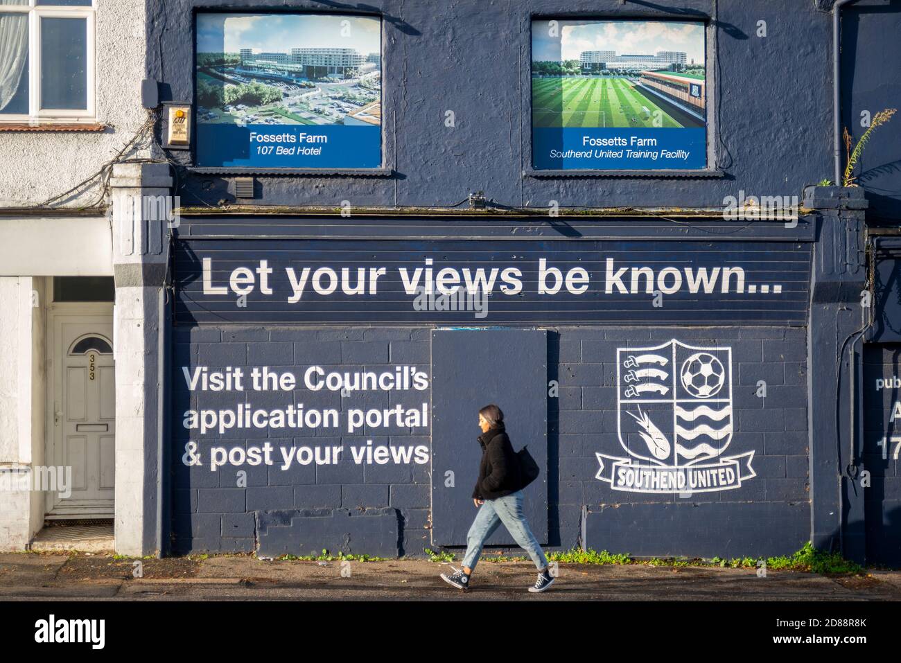 Roots Hall, Southend on Sea, Essex, Großbritannien. Oktober 2020. Southend United Football Club heute vor einem Liquidation Order in der High Court aufgrund £493,991 Steuer an HM Revenue and Customs nach einer Vertagung aus September. Der Club hat seit einigen Jahren finanziell gekämpft, was durch das Verbot von Anhängern, die aufgrund der COVID-19-Pandemie in den Boden eintreten, nicht geholfen hat, und wurde mit einem Transferembargo getroffen, während die Gerichtsbeschluss in Kraft sind. Der Club schmachten am Ende der Liga zwei, nachdem sie in der vorherigen Saison abgestiegen. Reihe von Eigenschaften für die Entwicklung gekauft gemalten Slogans Stockfoto