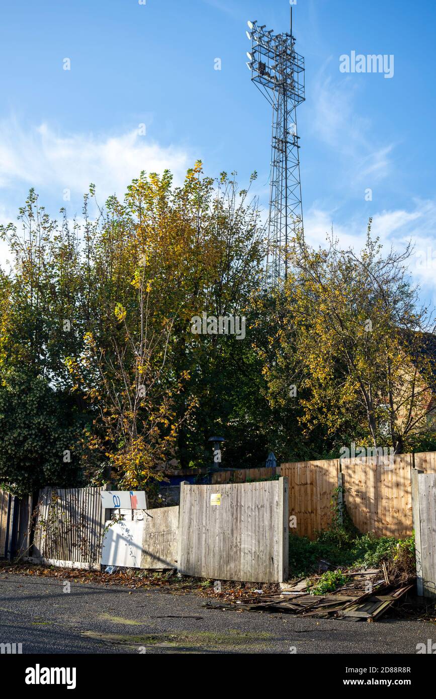 Roots Hall, Southend on Sea, Essex, Großbritannien. Oktober 2020. Southend United Football Club heute vor einem Liquidation Order in der High Court aufgrund £493,991 Steuer an HM Revenue and Customs nach einer Vertagung aus September. Der Club hat seit einigen Jahren finanziell gekämpft, was durch das Verbot von Anhängern, die aufgrund der COVID-19-Pandemie in den Boden eintreten, nicht geholfen hat, und wurde mit einem Transferembargo getroffen, während die Gerichtsbeschluss in Kraft sind. Der Club schmachten am Ende der Liga zwei, nachdem sie in der vorherigen Saison abgestiegen. Verfallende Einzäunung außerhalb der Erde. Flutlichtmast Stockfoto