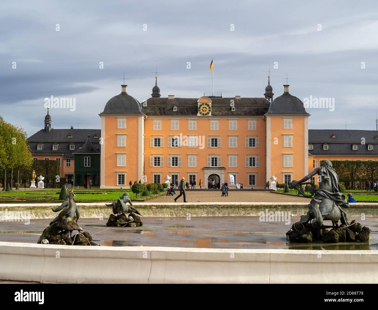 Schloss Schwetzingen gesehen und der Gartenbrunnen Stockfoto
