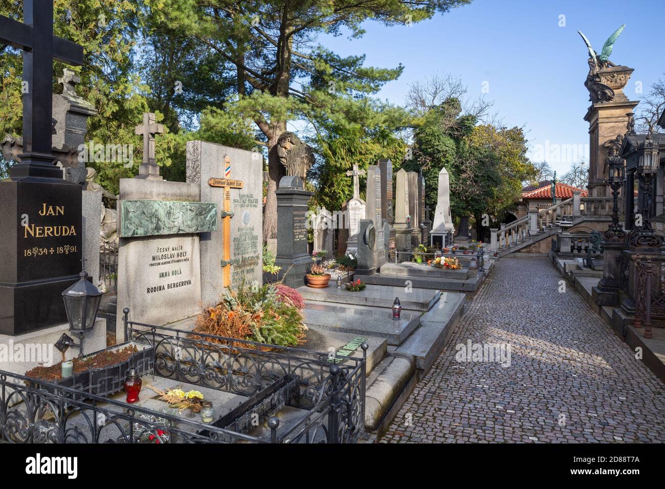 Prag, Tschechische Republik - 12. März 2020: Friedhof Vysehrad, Nekropole. Gräber tschechischer prominenter Persönlichkeiten der Kultur und Kunst Stockfoto