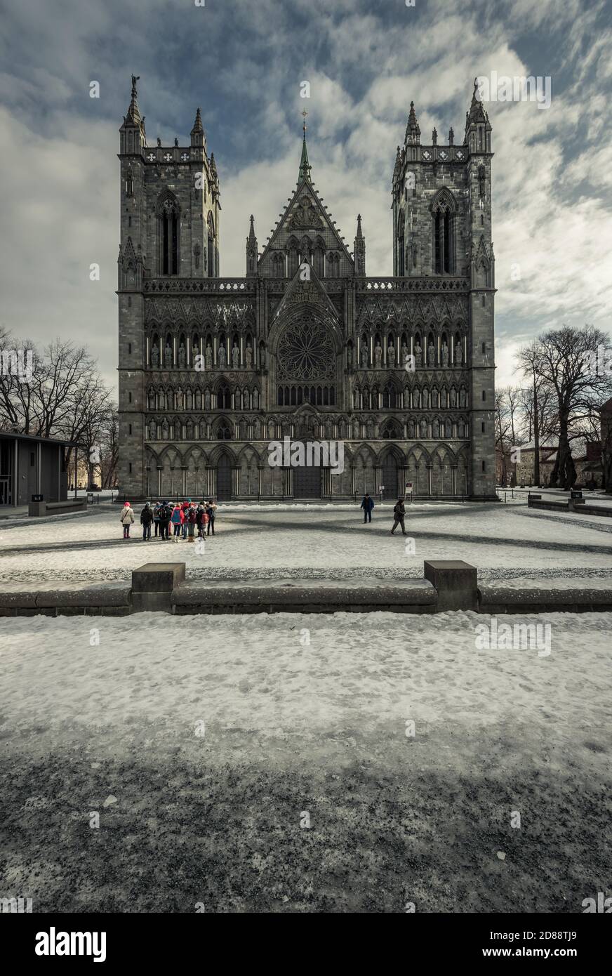 Vor dem Nidaros Dom in Trondheim im kalten Winter Tag Stockfoto