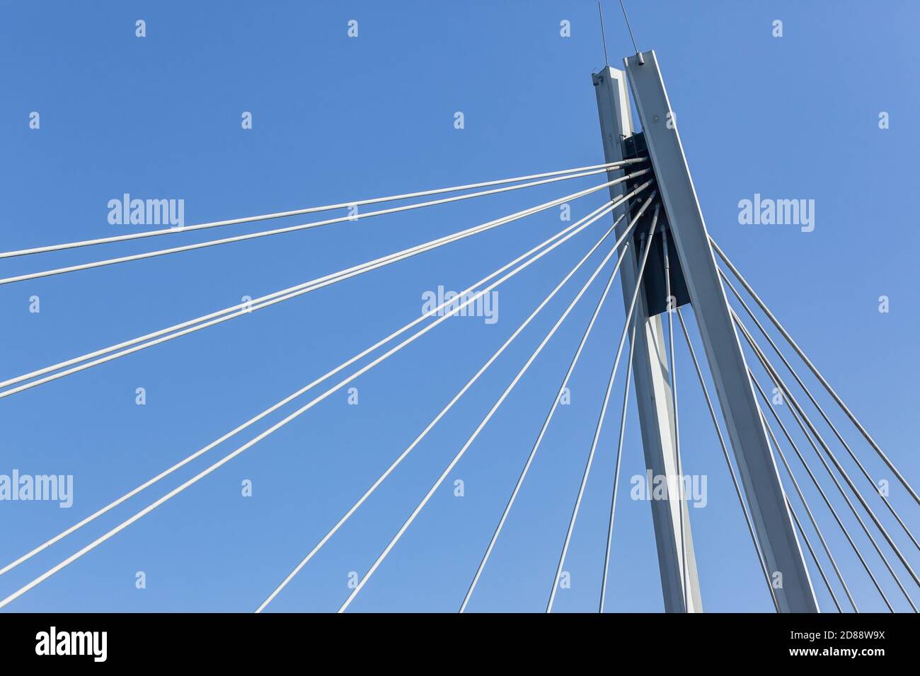Brücke neue Industrial Engineering Design Nahaufnahme Detail Stahlträger Kabel An der Gehplattform und dem vertikalen Balken gegen den blauen Himmel befestigt Stockfoto