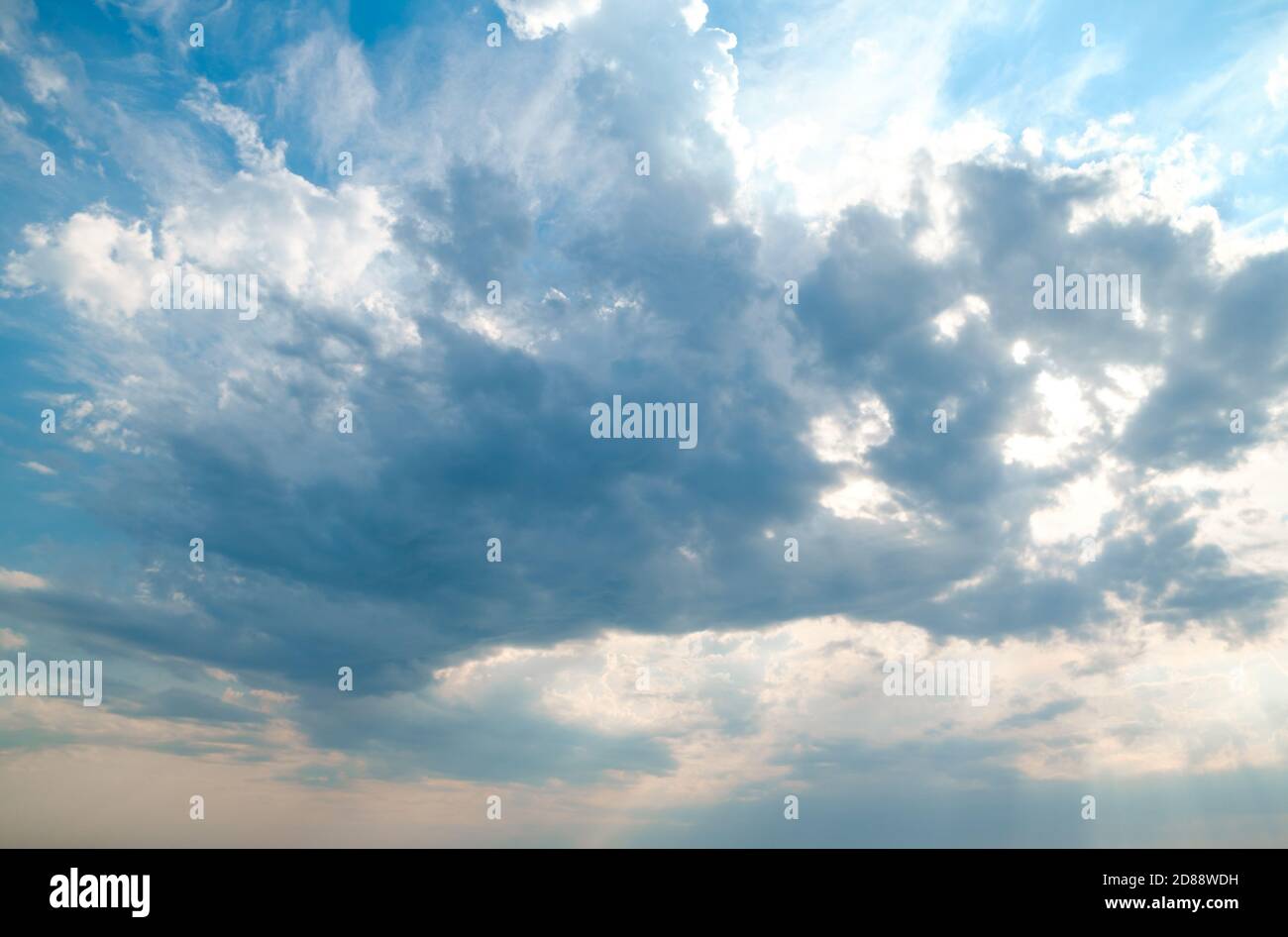 Die weiten blauen Wolken und Himmel Himmel, Sonne hinter Wolke Stockfoto