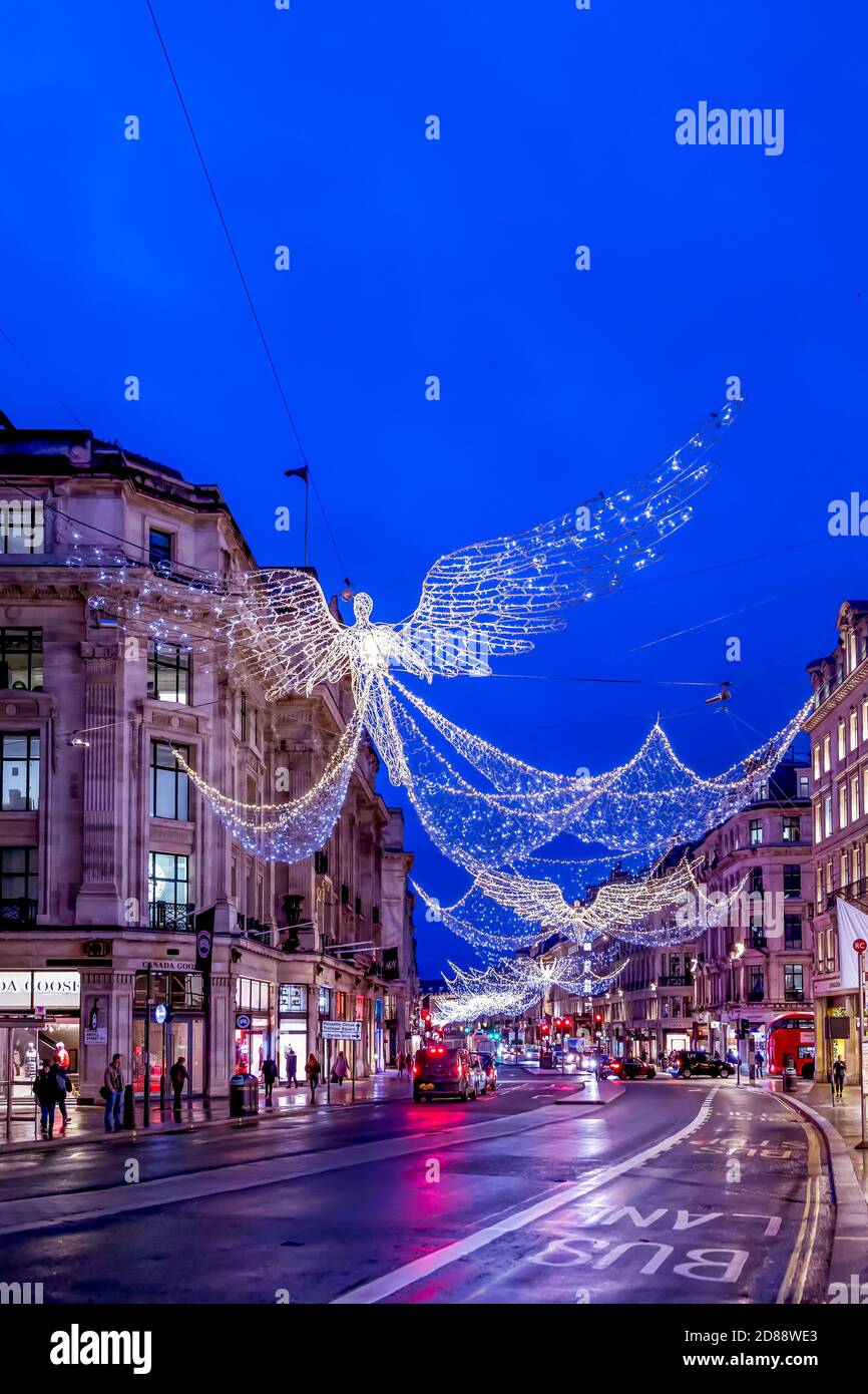 London, England - Dezember 19 2019: Londons Regent St festliche Weihnachtsbeleuchtung und Dekoration Stockfoto