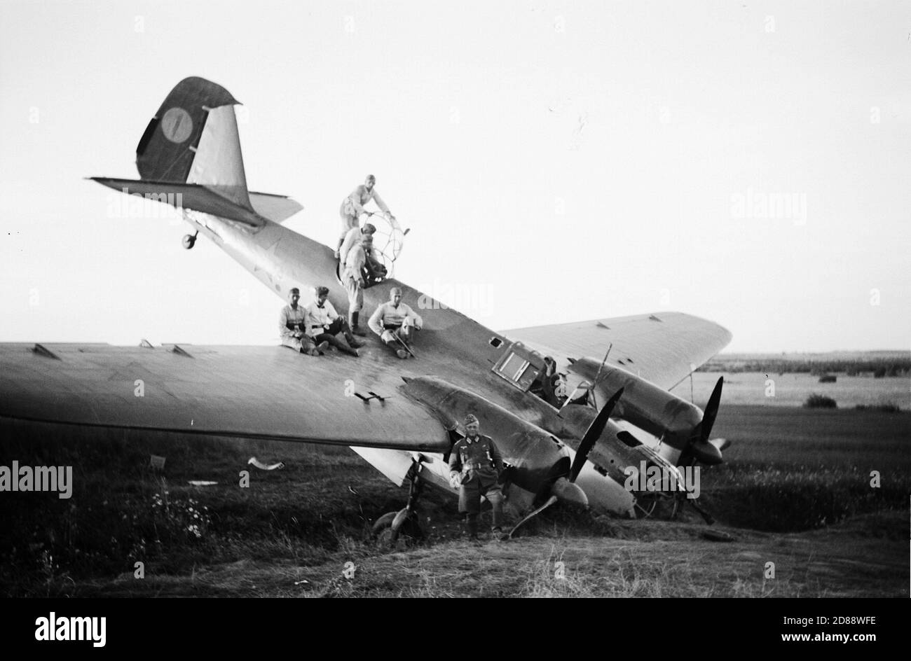 Wehrmacht Soldaten auf Tupolew SB SB-2 zweimotoriges sowjetisches Bombenflugzeug Stockfoto