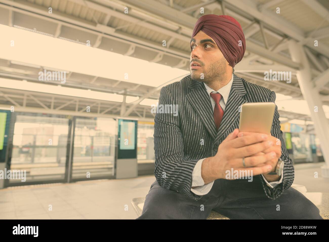 Junge gutaussehende indische Sikh Geschäftsmann tragen Turban während der Erkundung der Stadt Stockfoto