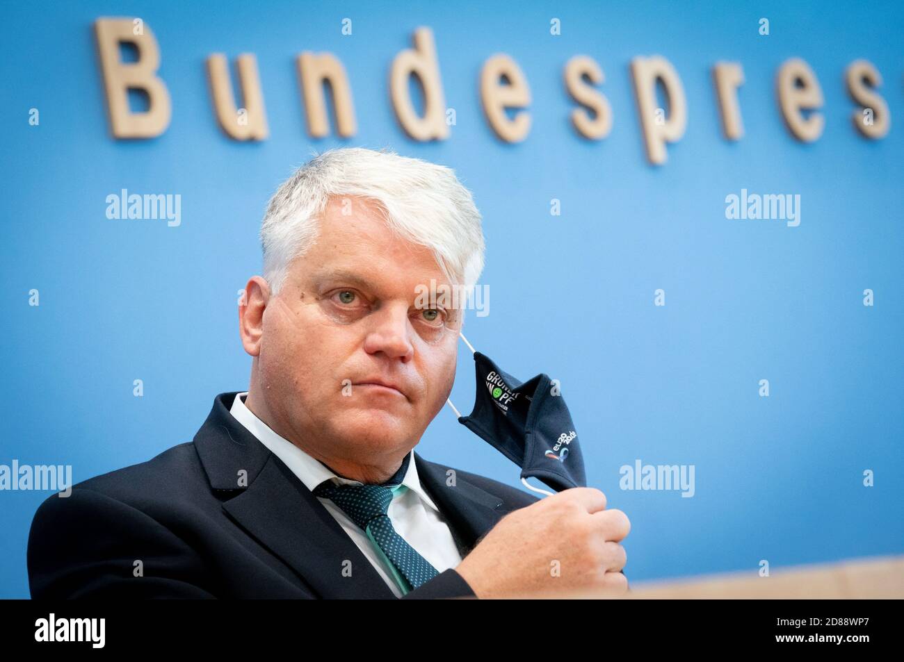 28. Oktober 2020, Berlin: Markus Grübel, Beauftragte der Bundesregierung für weltweite Religionsfreiheit, zieht zu Beginn der Pressekonferenz zur weltweiten Religionsfreiheit Mund und Nase aus. Nach einem neuen Bericht der Bundesregierung ist das Menschenrecht auf Religionsfreiheit in vielen Ländern unter Druck geraten. Foto: Kay Nietfeld/dpa Stockfoto