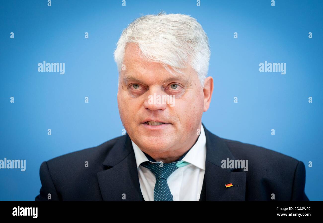 28. Oktober 2020, Berlin: Markus Grübel, Beauftragte der Bundesregierung für weltweite Religionsfreiheit, spricht bei der Pressekonferenz zur weltweiten Religionsfreiheit vor Medienvertretern. Nach einem neuen Bericht der Bundesregierung ist das Menschenrecht auf Religionsfreiheit in vielen Ländern unter Druck geraten. Foto: Kay Nietfeld/dpa Stockfoto