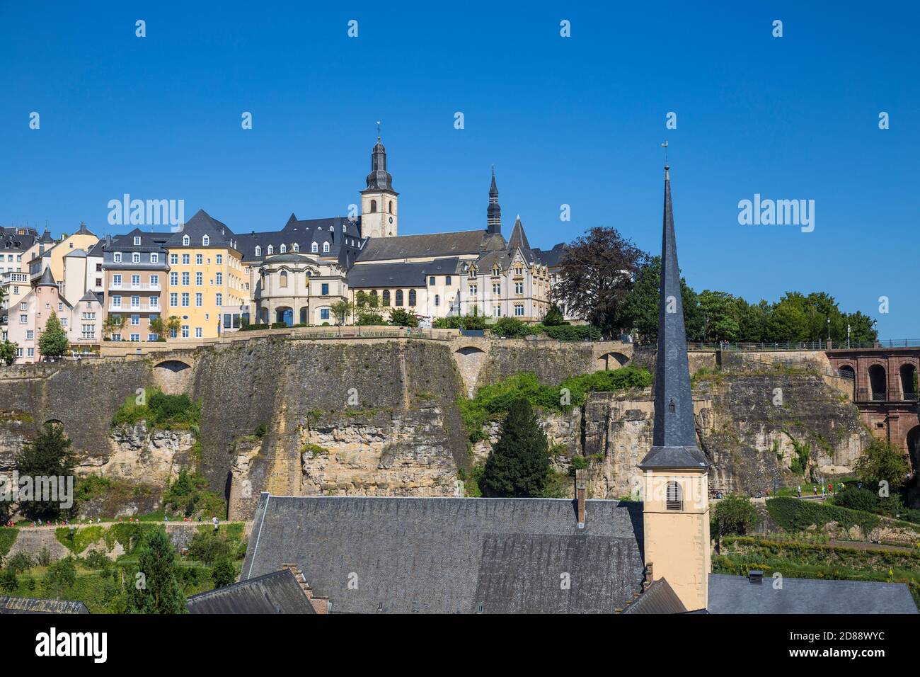 Luxemburg, Stadt Luxemburg, Blick auf die Abtei von Neimenster und die Burgbrücke und die Corniche (Chemin de la Corniche) Stockfoto