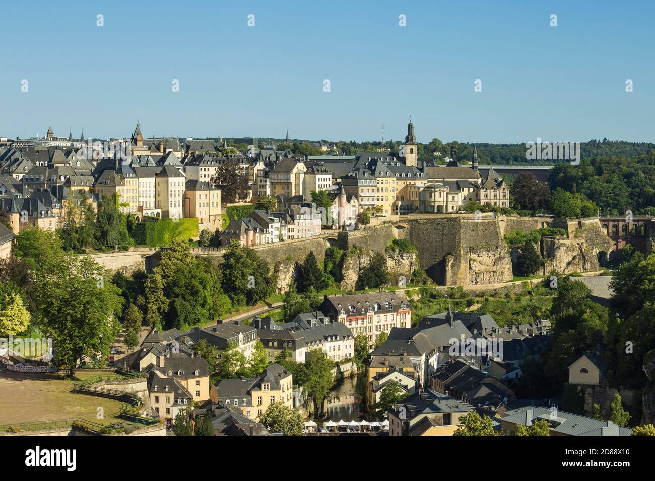 Luxemburg, Stadt Luxemburg, Blick über den Grund - die Unterstadt zur Corniche (Chemin de la Corniche) Stockfoto