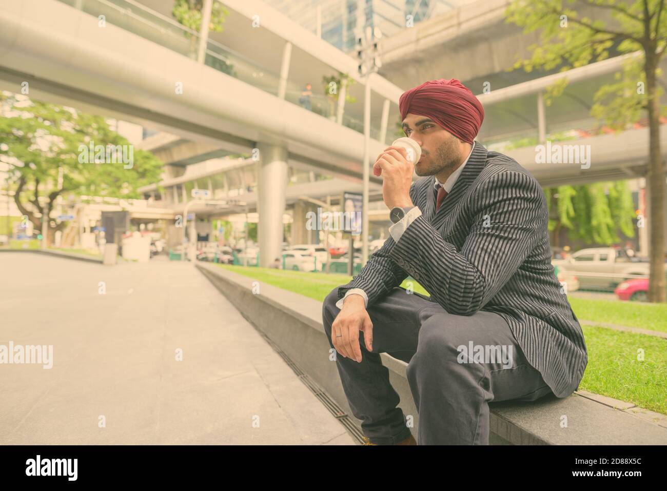 Junge gutaussehende indische Sikh Geschäftsmann tragen Turban während der Erkundung der Stadt Stockfoto