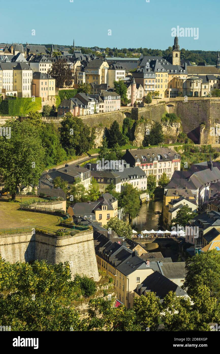 Luxemburg, Stadt Luxemburg, Blick über den Grund - die Unterstadt zur Corniche (Chemin de la Corniche) Stockfoto