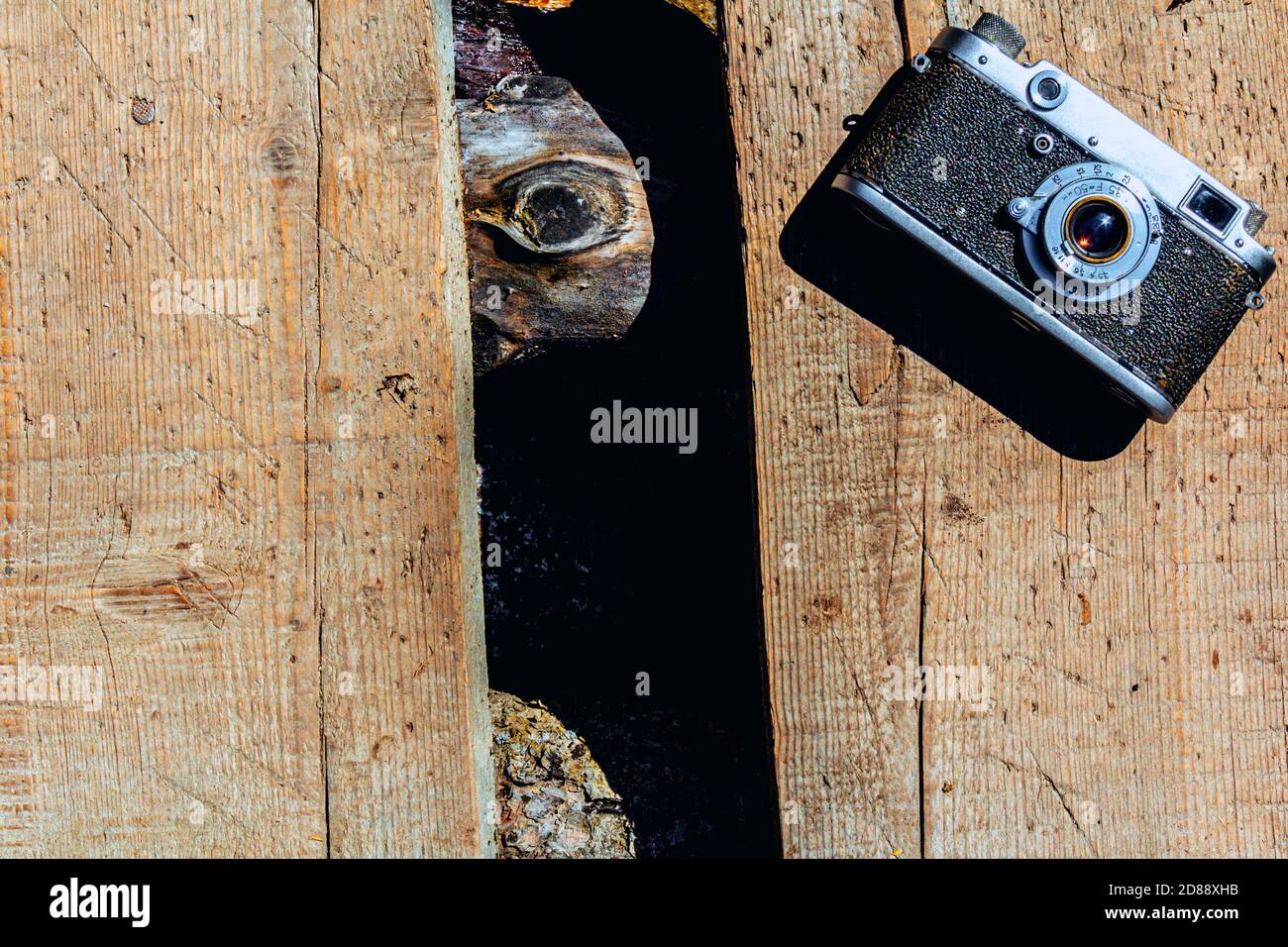 Fotokamera auf Holztisch Stockfoto