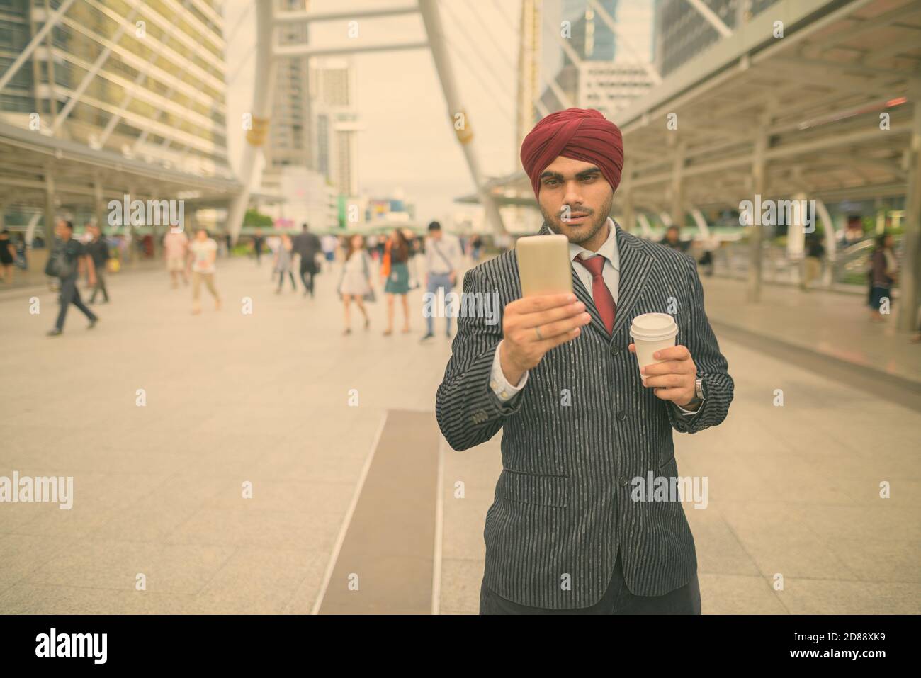 Junge gutaussehende indische Sikh Geschäftsmann tragen Turban während der Erkundung der Stadt Stockfoto