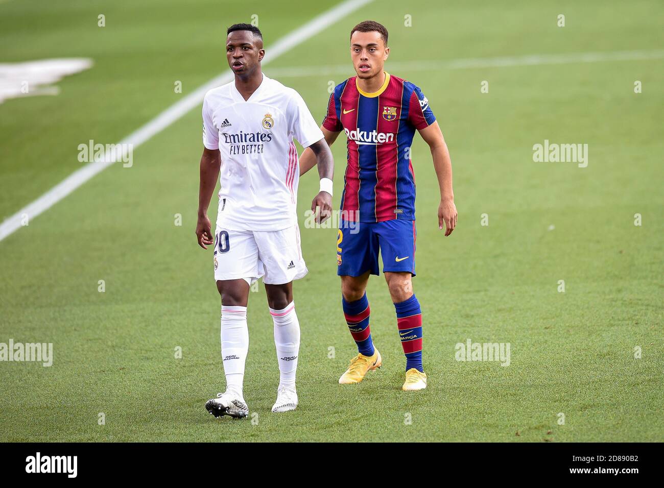 Vinicius Jr von Real Madrid und Sergino Dest vom FC Barcelona während des La Liga-Spiels zwischen dem FC Barcelona und Real Madrid spielten am 24. Oktober 2020 im Camp Nou Stadion in Barcelona, Spanien. (Foto von Sergio Ruiz/PRESSINPHOTO) Credit: Pro Shots/Alamy Live News Stockfoto