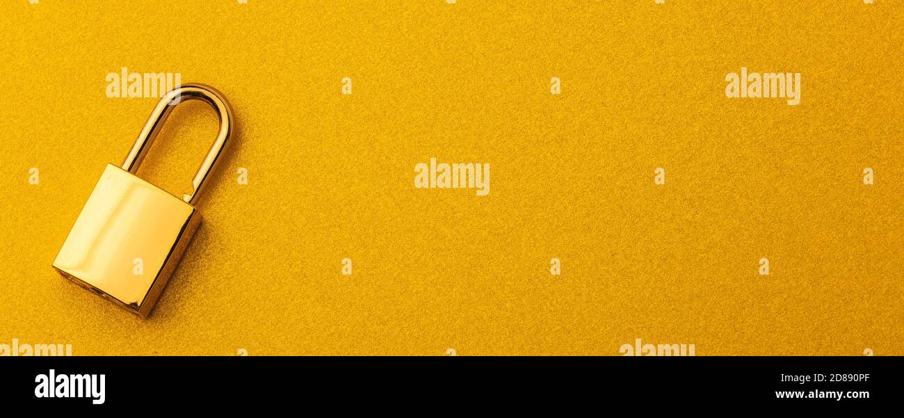 Goldenes Schloss auf goldenem Hintergrund mit leerem Platz für Text Stockfoto