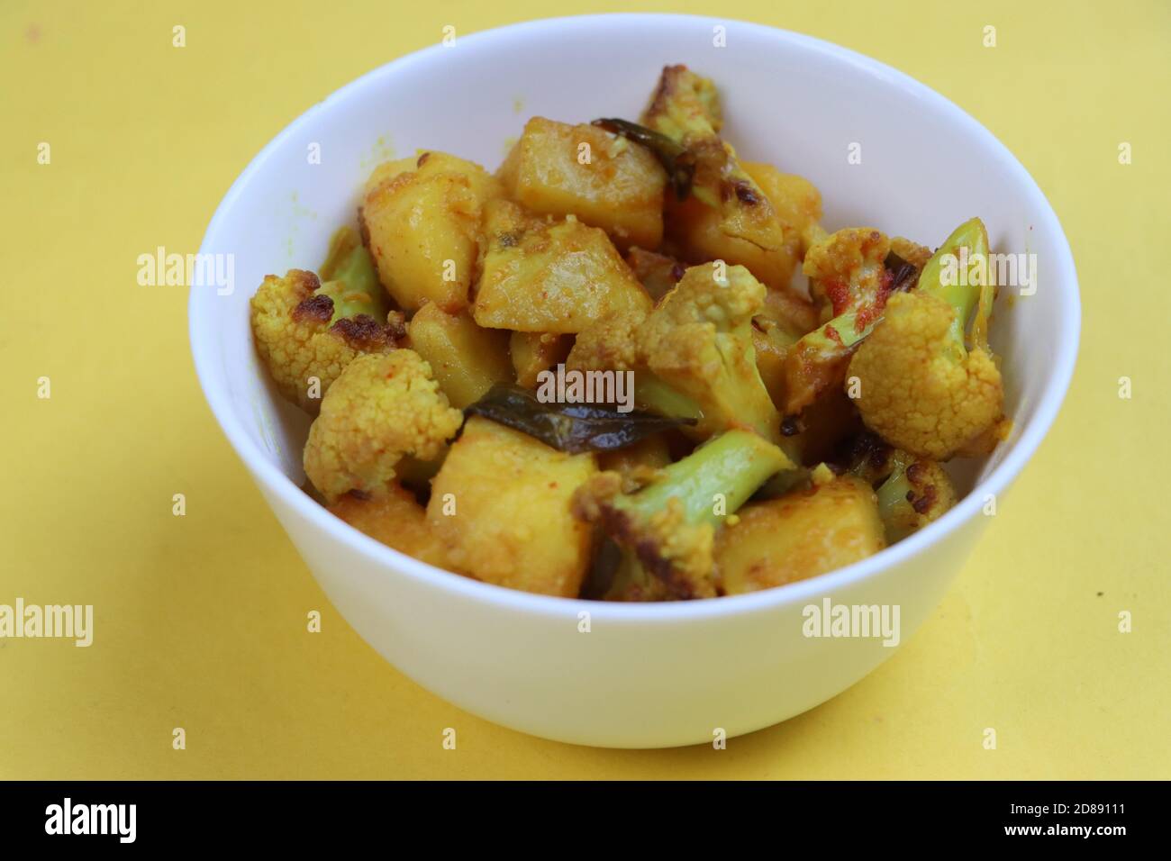 Aloo Gobi KI subjemi, Kartoffelkaul trocken braten, indisches Essen Stockfoto