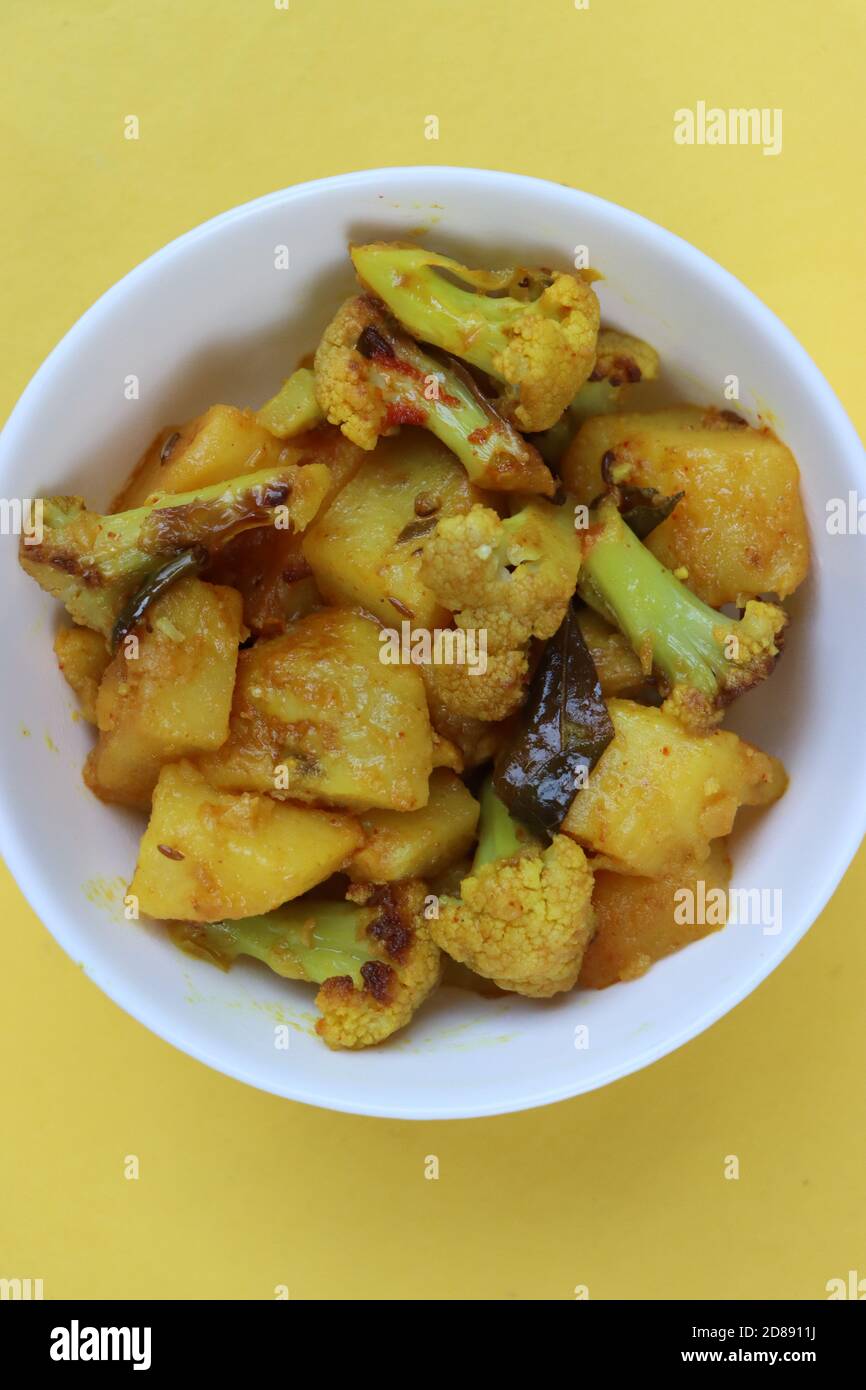 Aloo Gobi KI subjemi, Kartoffelkaul trocken braten, indisches Essen Stockfoto