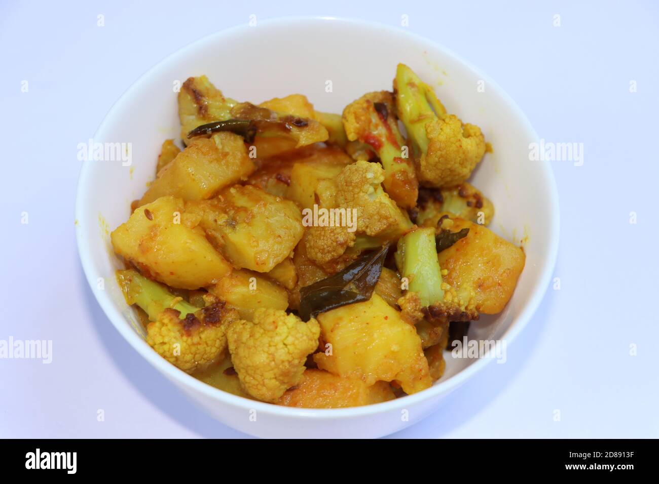 Aloo Gobi KI subjemi, Kartoffelkaul trocken braten, indisches Essen Stockfoto