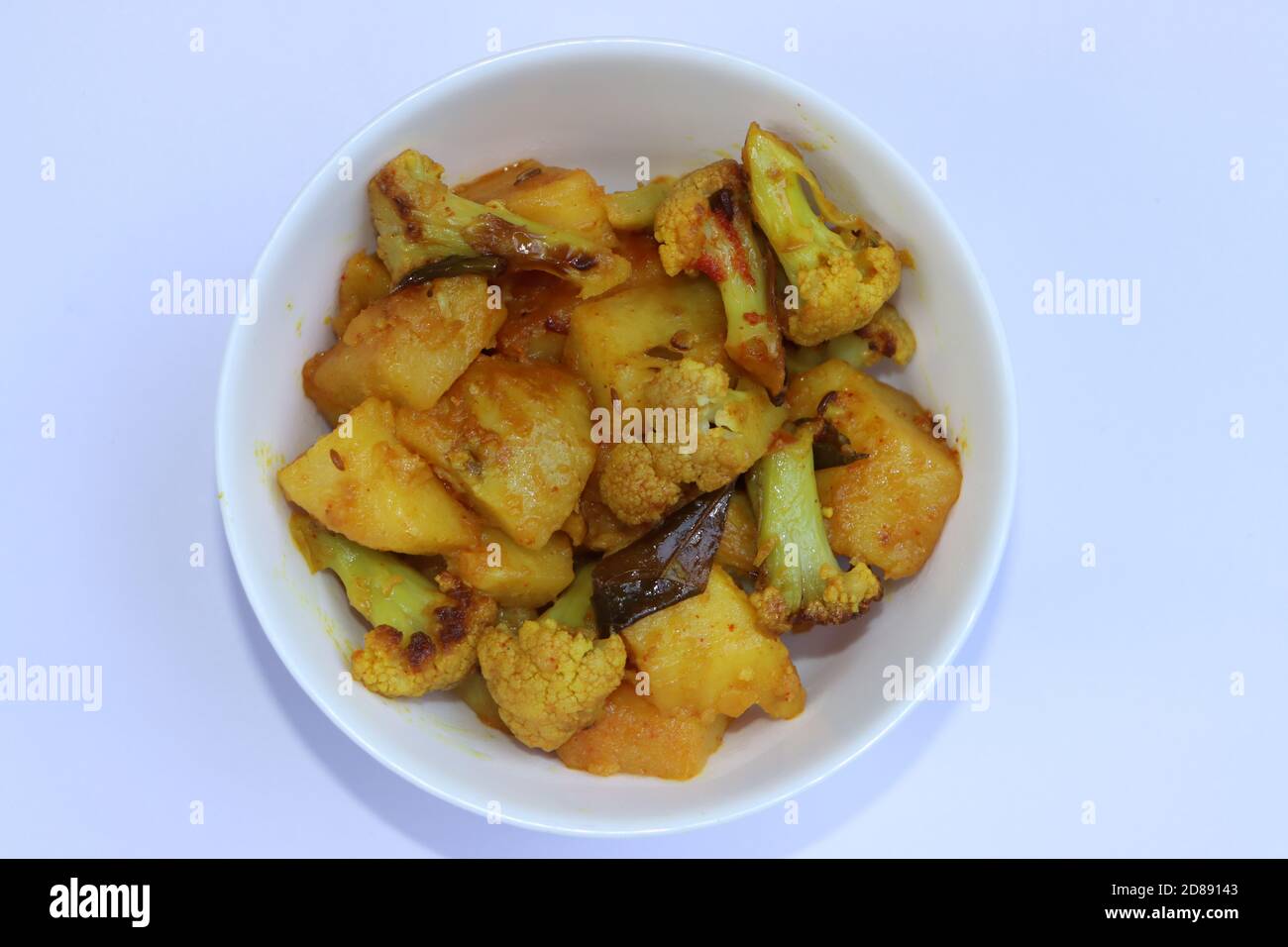 Aloo Gobi KI subjemi, Kartoffelkaul trocken braten, indisches Essen Stockfoto