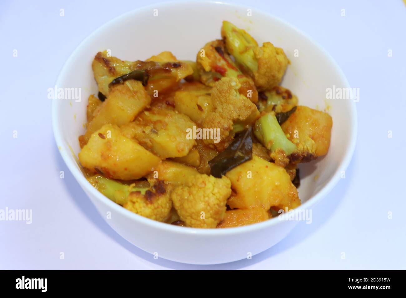Aloo Gobi KI subjemi, Kartoffelkaul trocken braten, indisches Essen Stockfoto