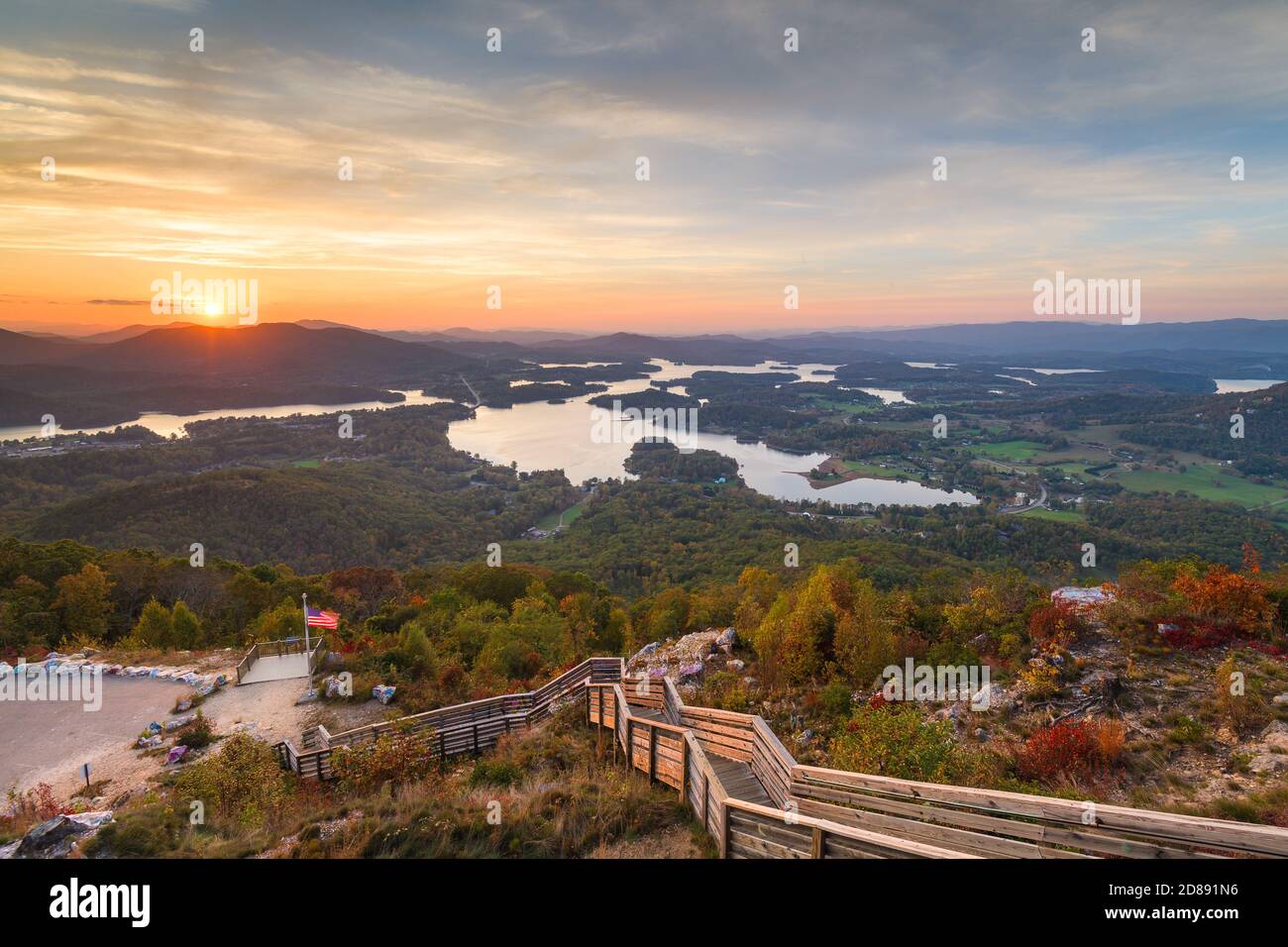 Hiawassee, Georgia, USA Landschaft mit Chatuge Lake im Frühherbst bei Dämmerung. Stockfoto
