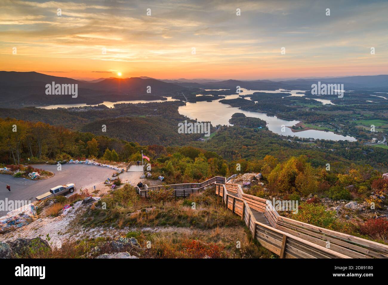 Hiawassee, Georgia, USA Landschaft mit Chatuge Lake im Frühherbst bei Dämmerung. Stockfoto