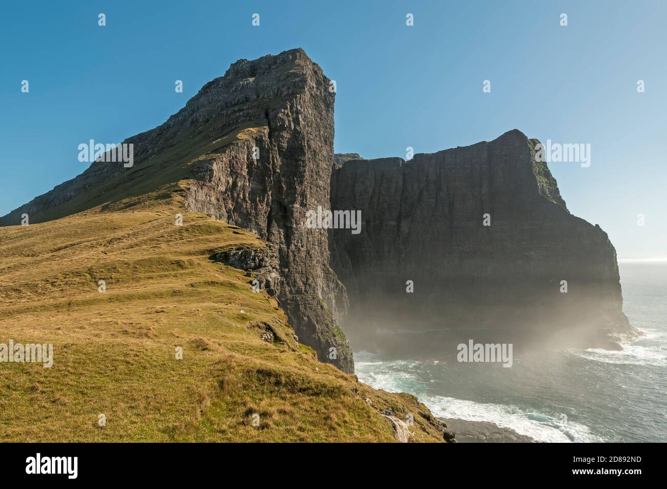 Die Klippen auf der Ostseite von Vagar auf den Färöer Inseln. Stockfoto