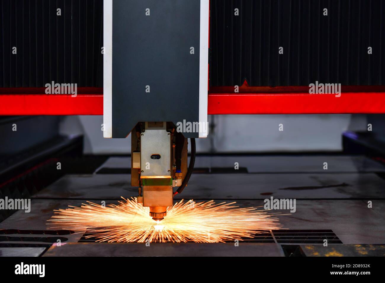 Nahaufnahme Laserschneidmaschine beim Schneiden des Blechs Metall mit dem Funkenlicht im Werk Stockfoto
